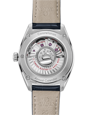 Cassa da 41 mm in acciaio con lunetta zigrinata in oro Sedna™ 18K lucido, vetro zaffiro bombato antiriflesso e corona a vite dell’Omega Constellation Globemaster